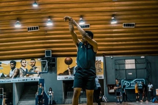 NBA训练营开启新赛季 金州勇士库里与巴特勒搅动西部竞争格局
